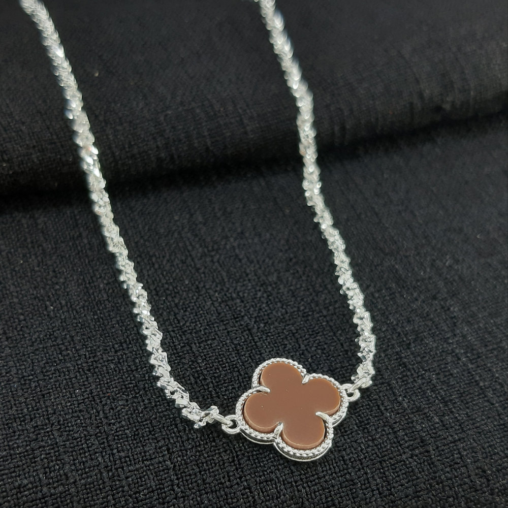 Gargantilha choker com trevo marrom