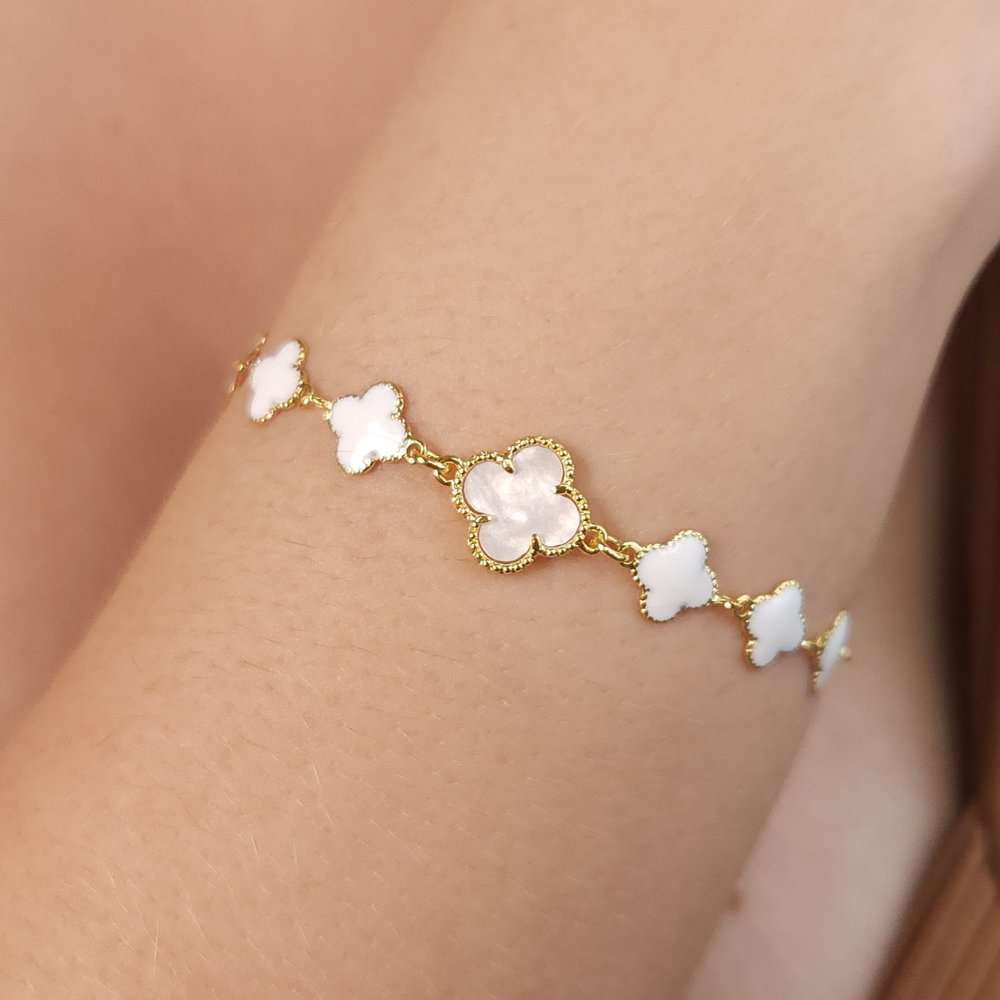 Pulseira trevo branco esmaltado
