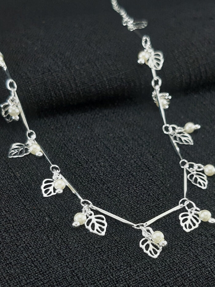 Gargantilha choker pérola com flor vazada