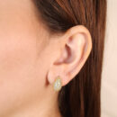 Brinco formato gota cravejado