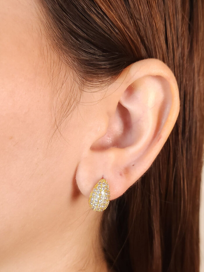 Brinco formato gota cravejado