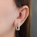 Brinco quadrado cravejado e liso