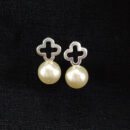 Brinco base trevo com pérola