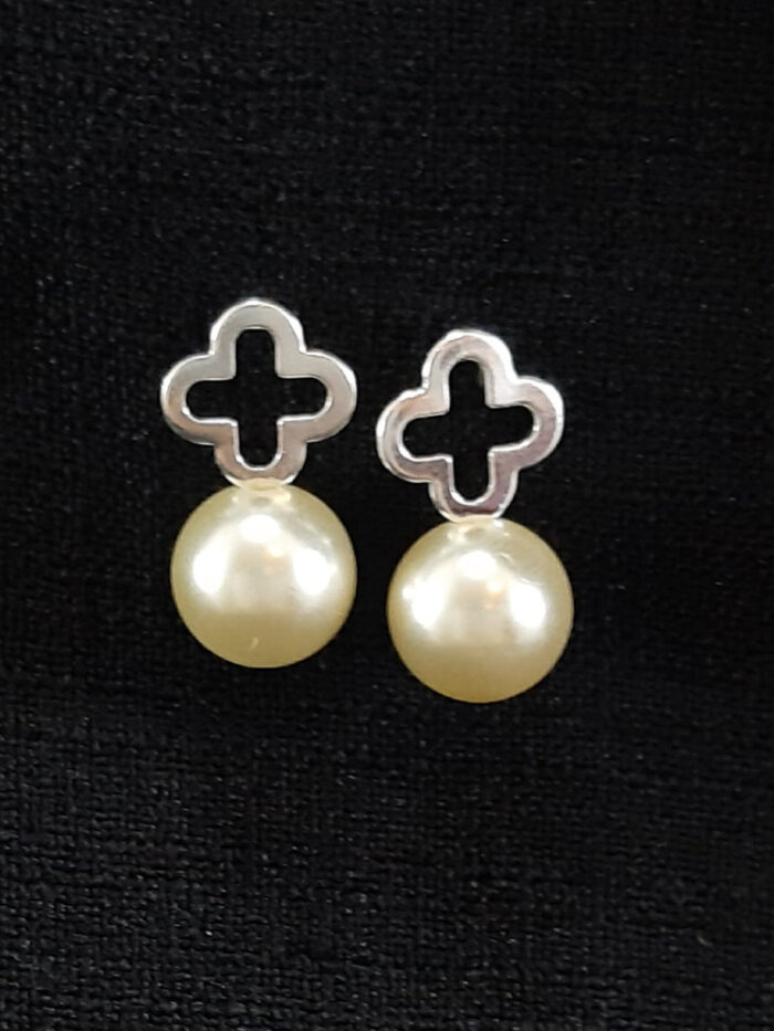 Brinco base trevo com pérola