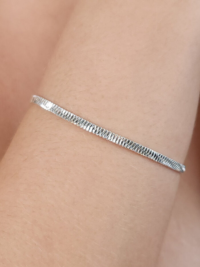 Pulseira elo escama detalhado