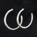 Brinco argola fio liso aberta