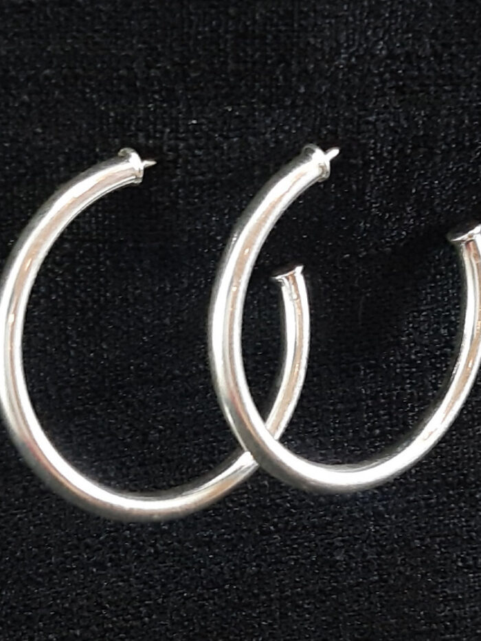 Brinco argola fio liso aberta