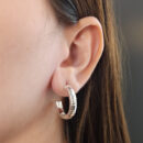 Brinco argola detalhado fios lisos