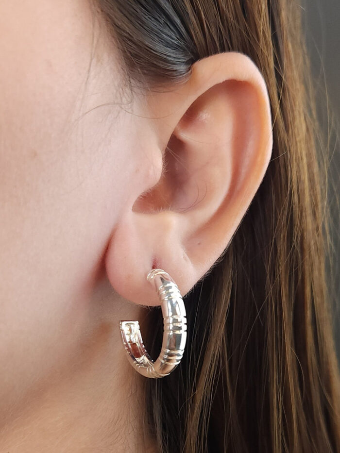 Brinco argola detalhado fios lisos