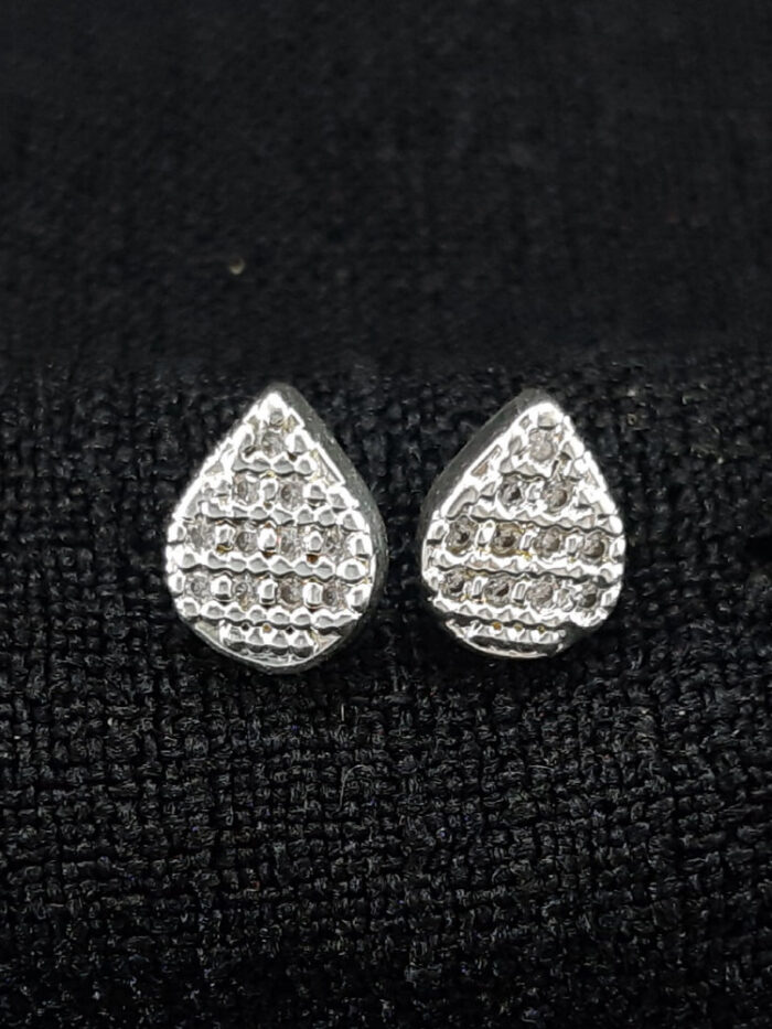 Brinco formato gota cravejado