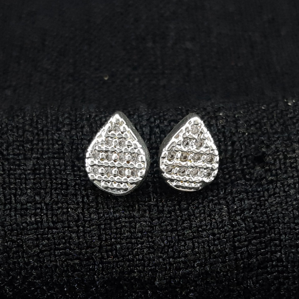 Brinco formato gota cravejado