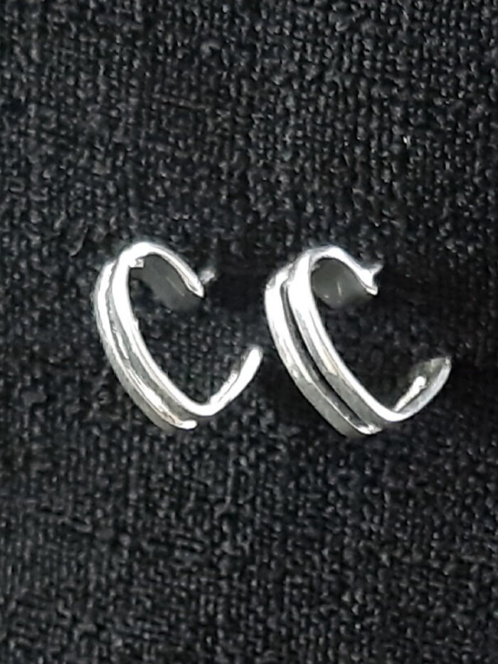 Brinco fios lisos coração aberto