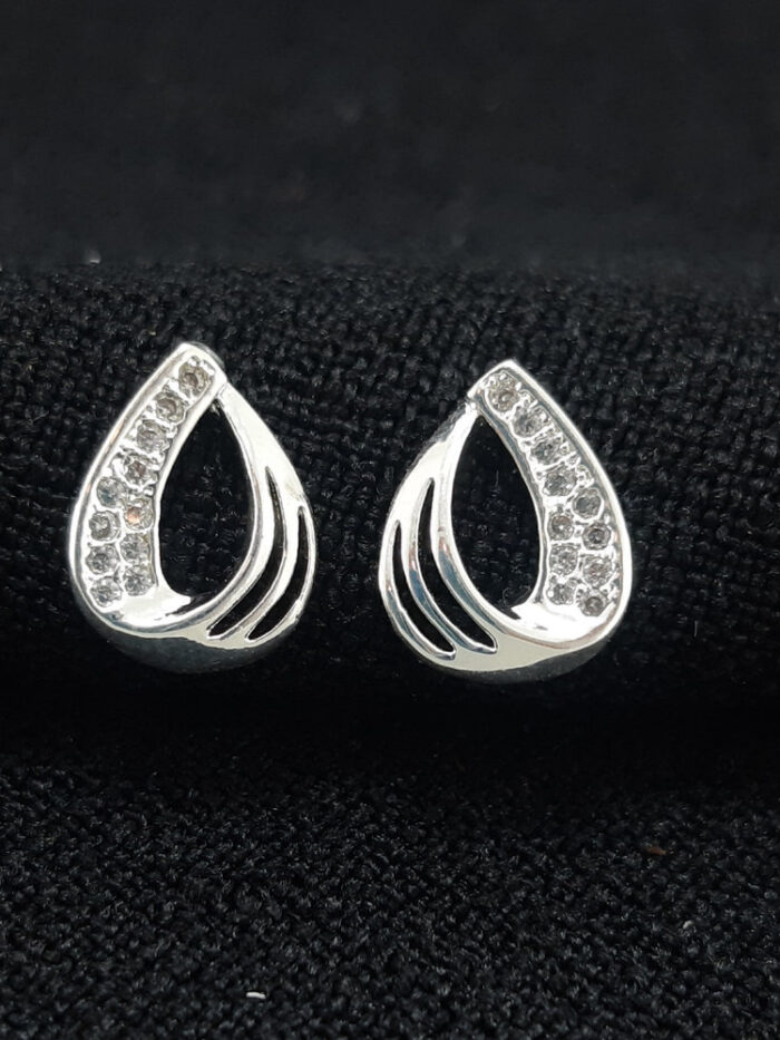 Brinco gota cravejado com fios vazados