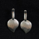 Brinco ba base curvado com pêndulo folha detalhado