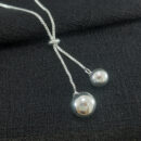 Gravatinha veneziana com bolas prateada dupla