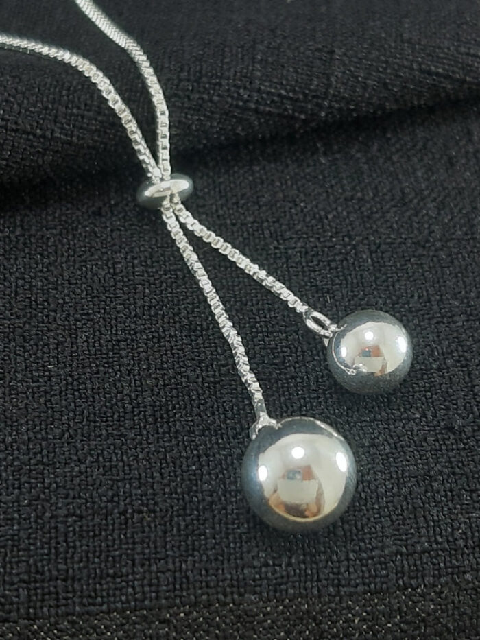 Gravatinha veneziana com bolas prateada dupla