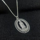 Gargantilha N.S Guadalupe fio cravejado detalhado ao redor