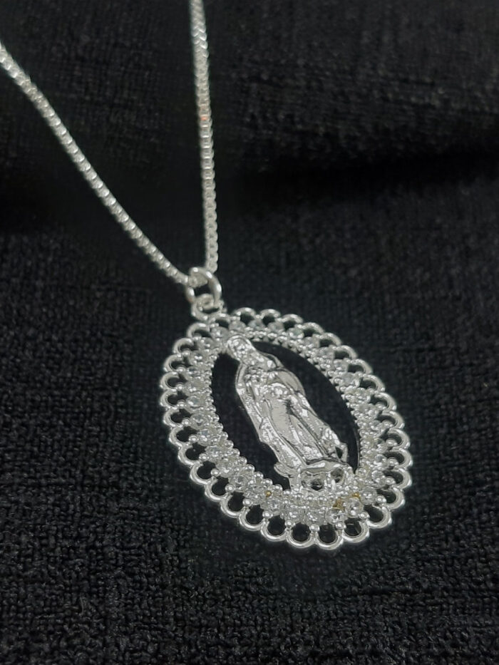 Gargantilha N.S Guadalupe fio cravejado detalhado ao redor