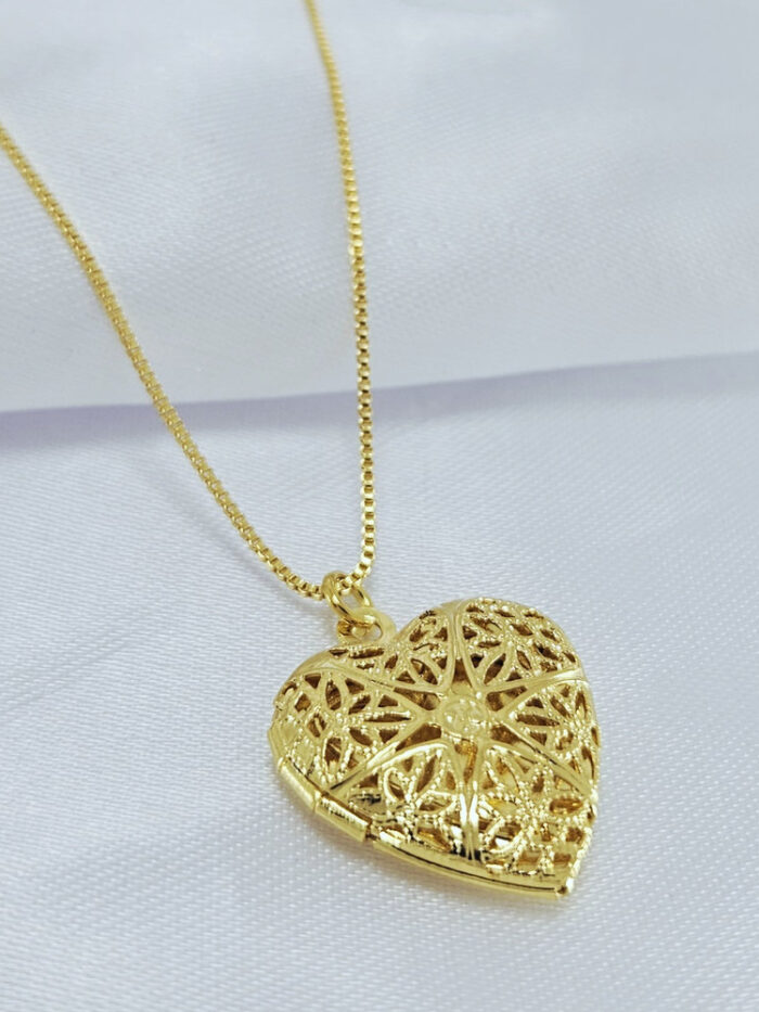 Gargantilha relicário com coração vazado