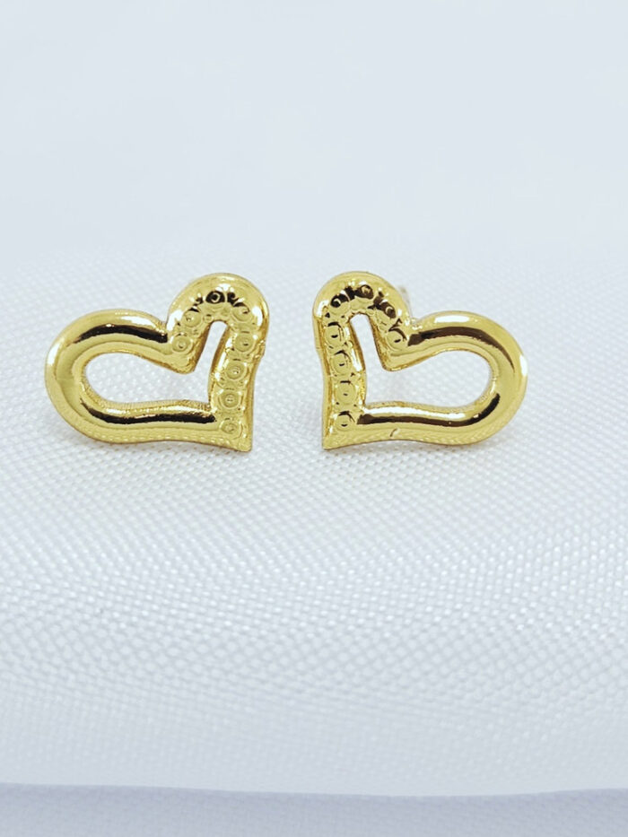 Brinco coração base lisa e detalhada