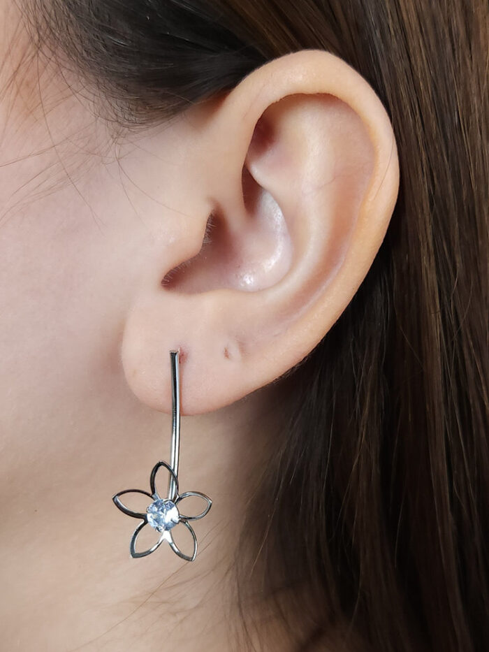 Brinco caninho com flor vazada