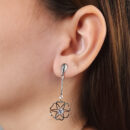 Brinco caninho com flor pêndulo