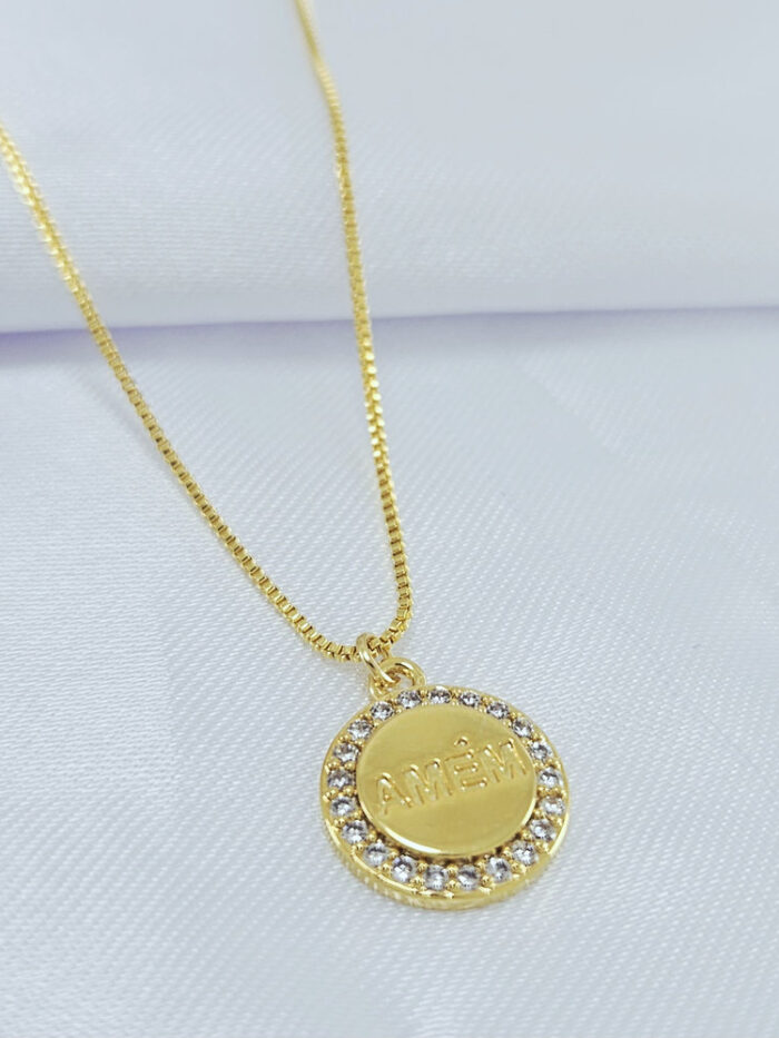 Gargantilha com pingente círculo nome AMÉM fios cravejado