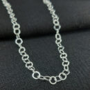 Gargantilha chocker com elos redondos vazados