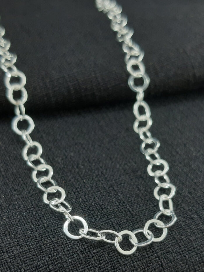 Gargantilha chocker com elos redondos vazados