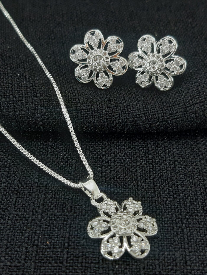 Conjunto flor cravejado e vazado