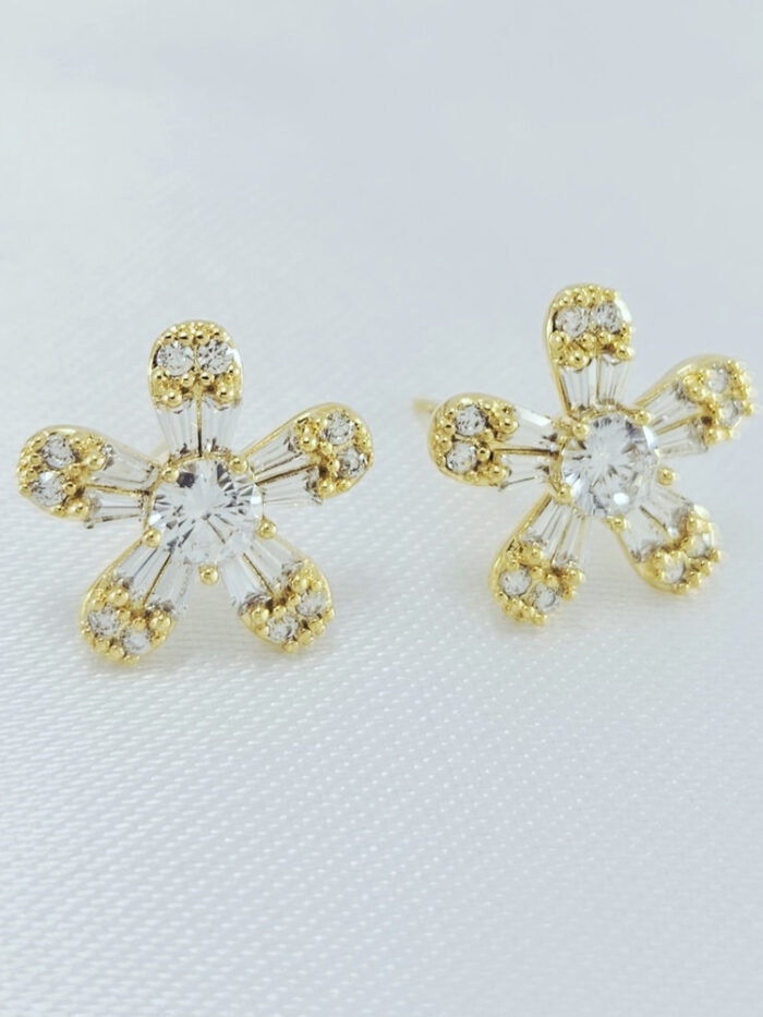 Brinco flor com pedra cristal