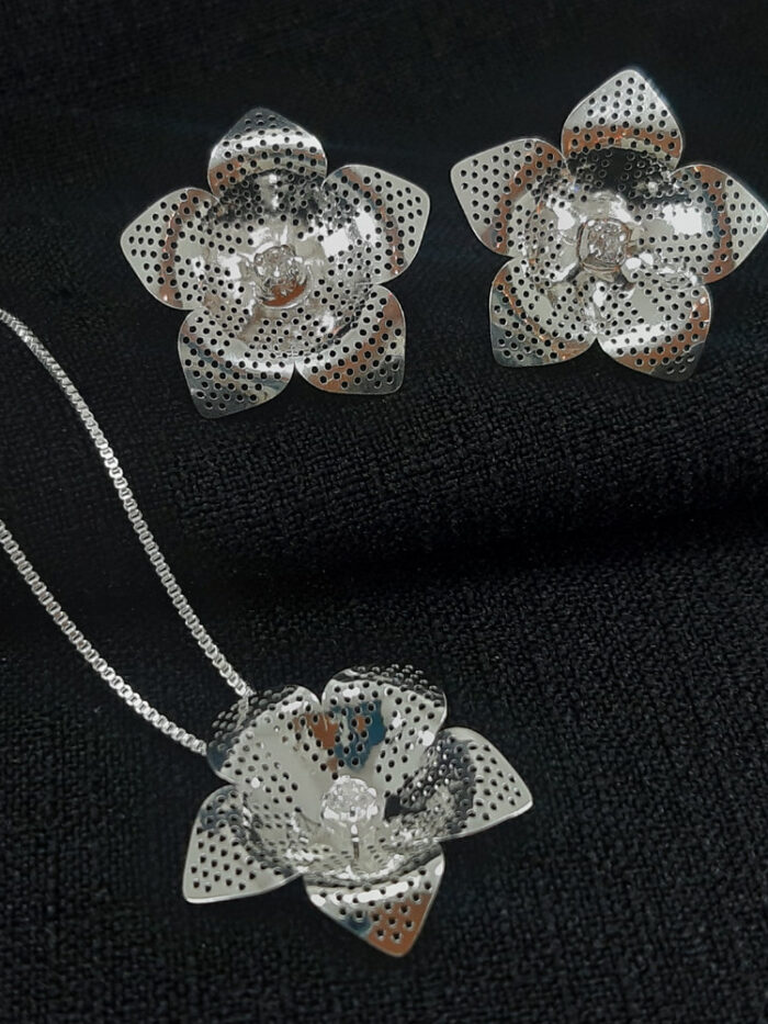 Conjunto flor vazada com ponto de luz