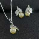 Conjunto folhas detalhadas com perola