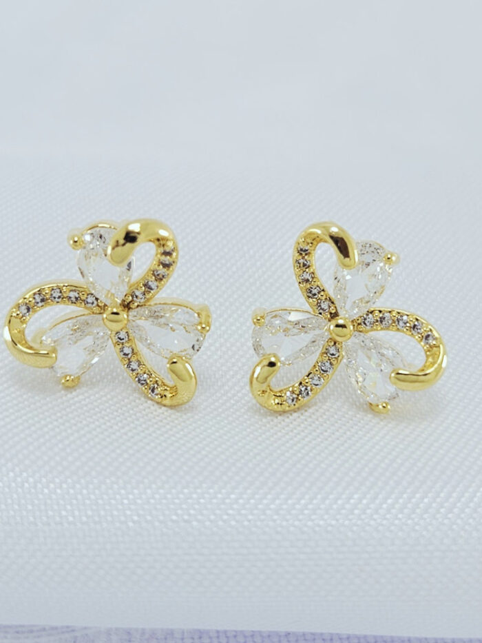 Brinco flor cravejado com pedra cristal