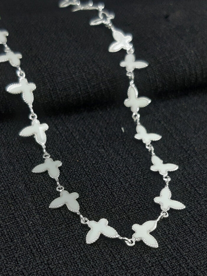Gargantilha choker borboleta branca esmaltada