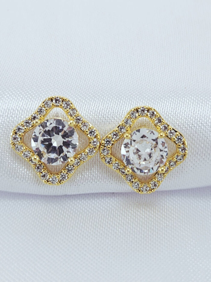 Brinco vazado fio cravejado com pedra cristal