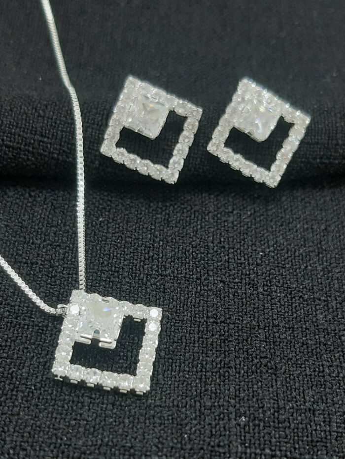 Conjunto quadrado vazado com pedra cristal