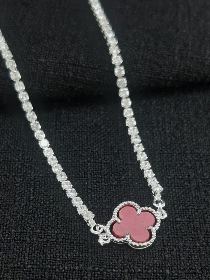 Gargantilha choker riviera com trevo detalhado