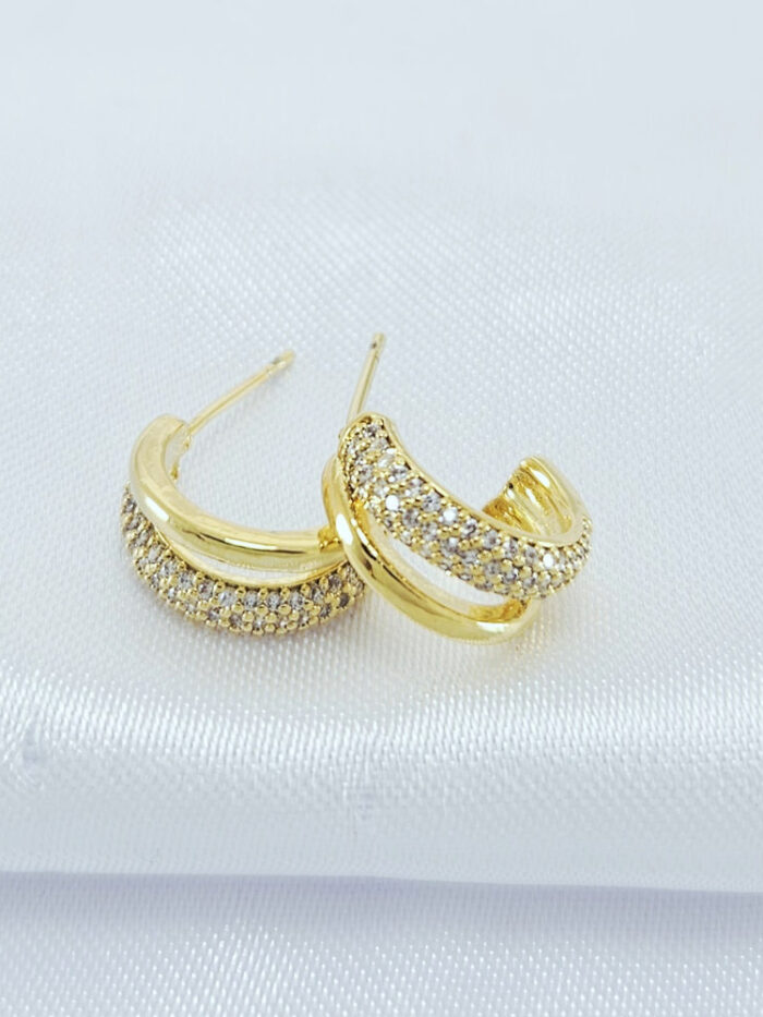 Brinco argola cravejado com fio liso