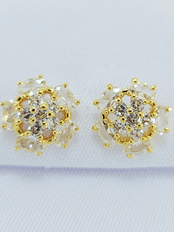 Brinco flor detalhe em zircônia