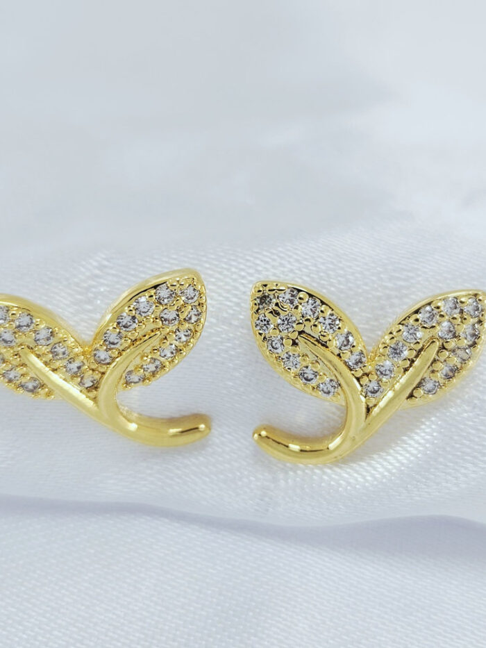 Brinco folhas cravejadas