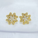 Brinco trevo cravejado detalhado