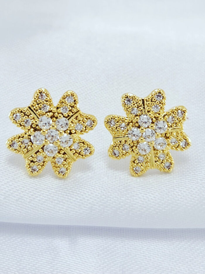 Brinco trevo cravejado detalhado