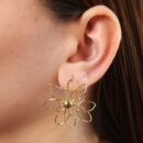 Brinco flor vazada liso