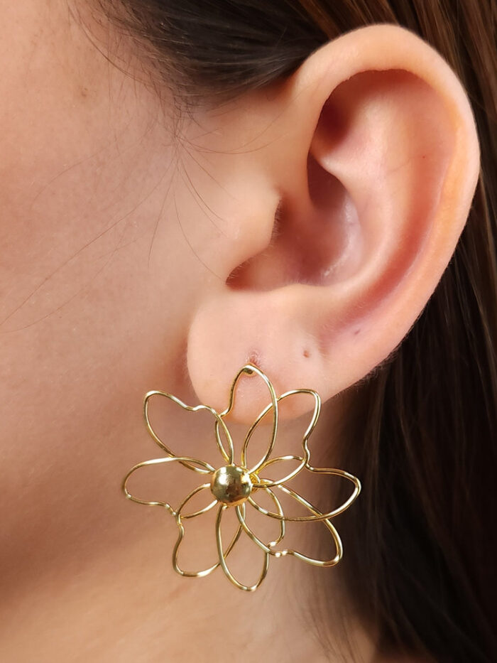Brinco flor vazada liso