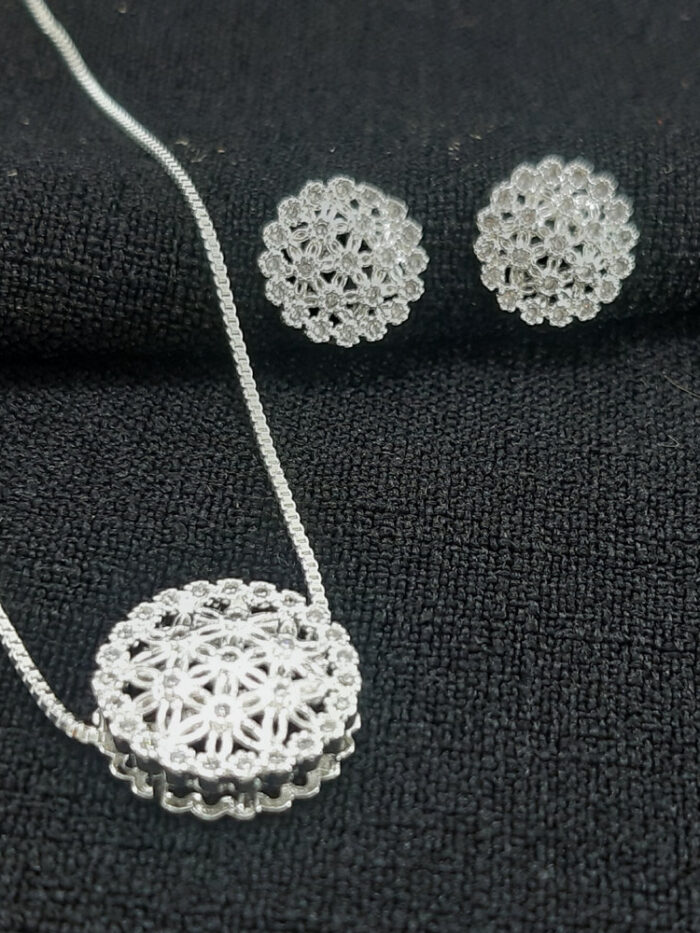 Conjunto flor vazada cravejado