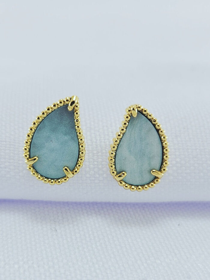 Brinco gota borda detalhado