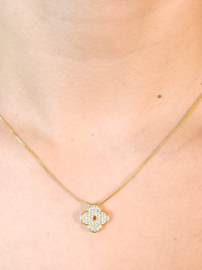 Gargantilha com trevo cravejado