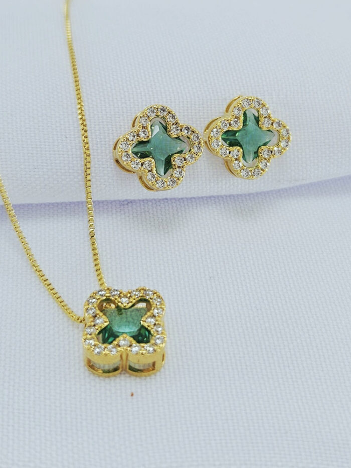 Conjunto trevo pedra verde cravejado