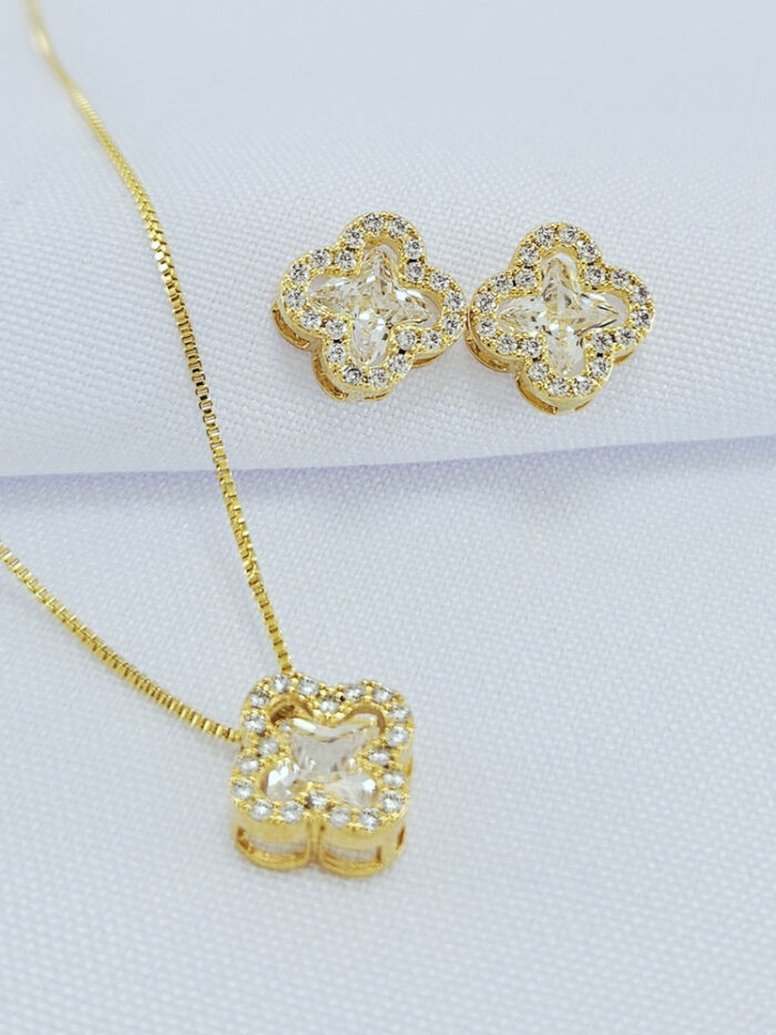 Conjunto trevo pedra cristal cravejado